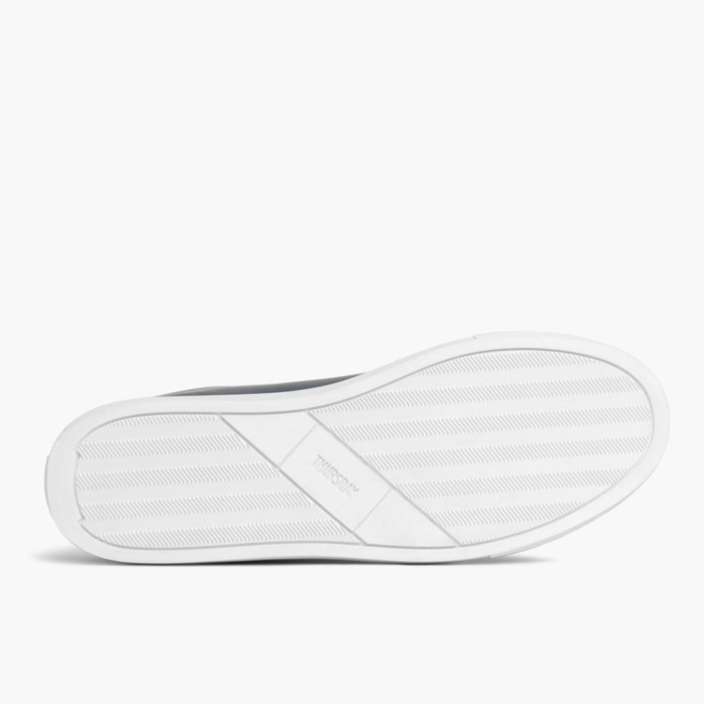 High-Traction Rubber Outsole & Lug Tread Pattern on Premier Low Top Deep ブルー レザースニーカー メンズ For Men