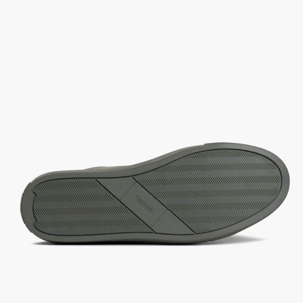 High-Traction Rubber Outsole & Lug Tread Pattern on Premier Low Top グレー レザースニーカー メンズ For Men
