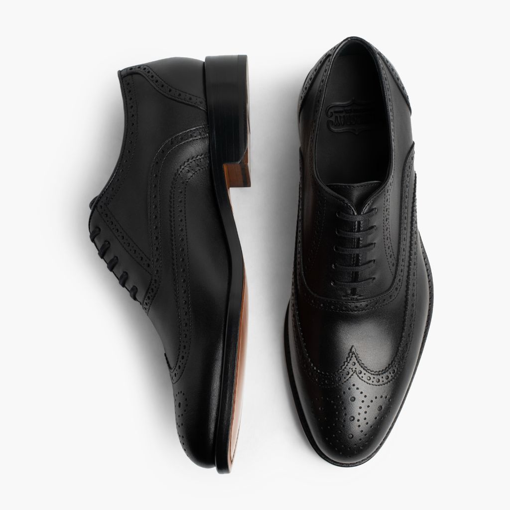 Aviator ブラック レザーローファー メンズ - 袖の立体カッティングと洗練されたテーパードフィットを見せる側面ビュー