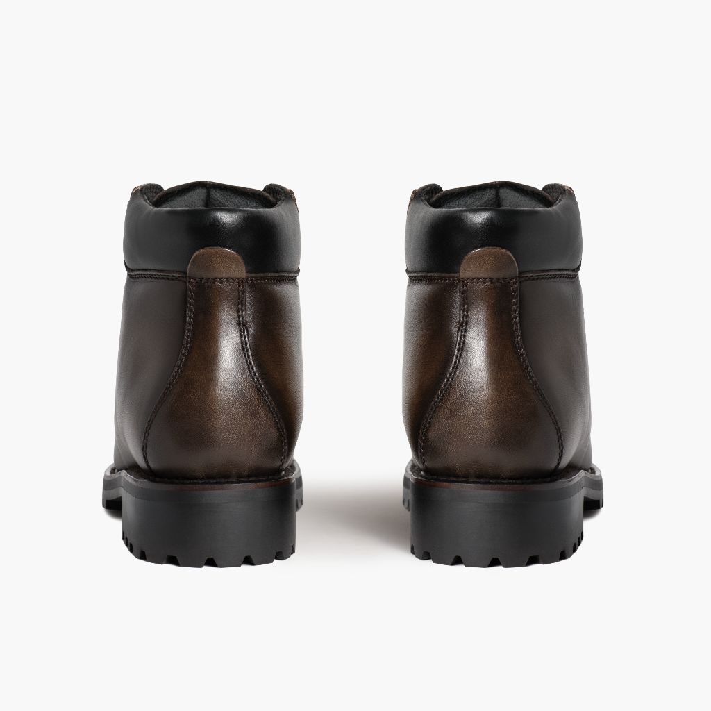 High-Traction Rubber Outsole & Lug Tread Pattern on Commander Jasper レザーブーツ メンズ