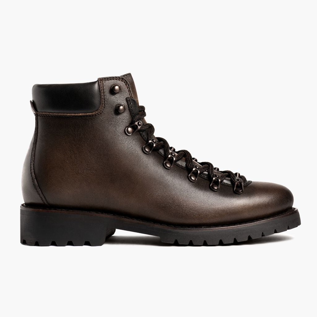 Classic Full-Grain leather Boots - グッドイヤーウェルト製法とつま先トウボックスのディテール