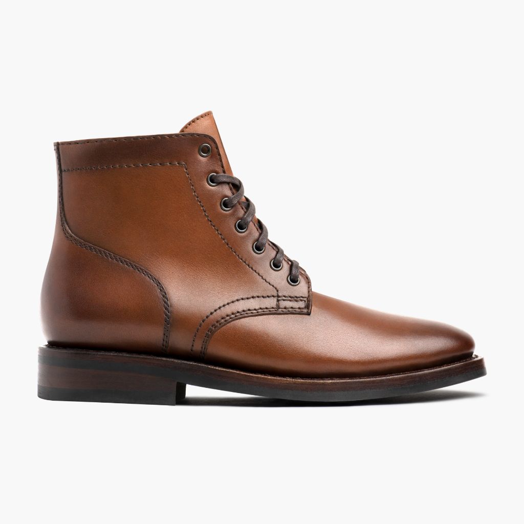 Classic Full-Grain leather Boots - グッドイヤーウェルト製法とつま先トウボックスのディテール