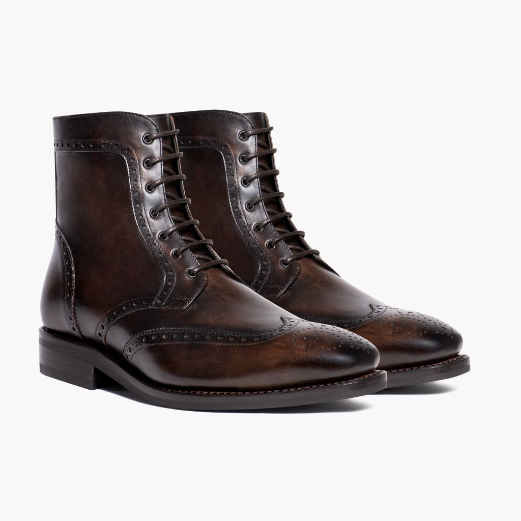 Wingtip Dark Oak レザーブーツ メンズ For Men in Classic Full-Grain Leather - 側面ビュー | 公式オンライン通販
