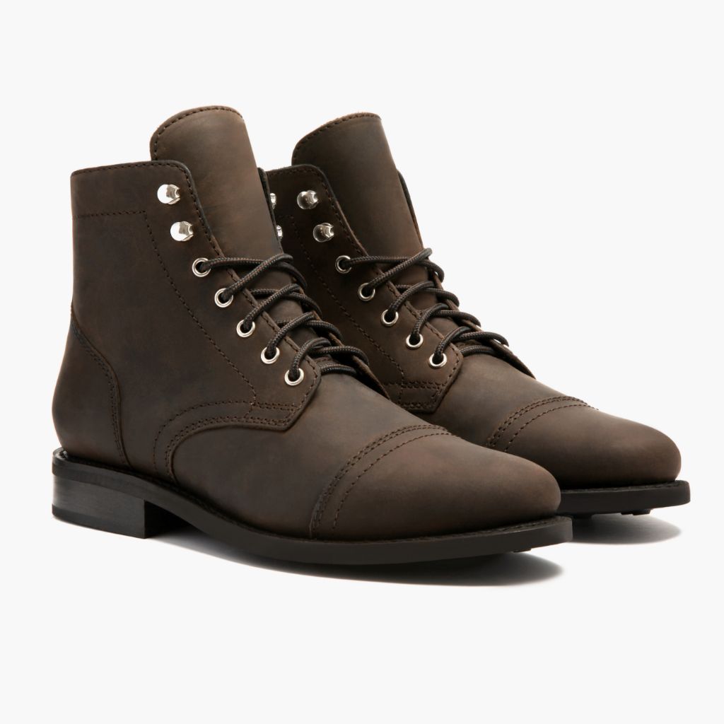Classic Full-Grain leather Boots - グッドイヤーウェルト製法とつま先トウボックスのディテール