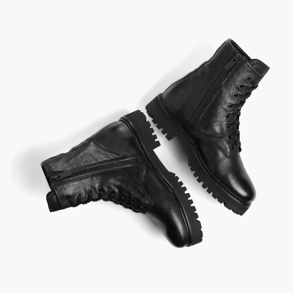 High-Traction Rubber Outsole & Lug Tread Pattern on Combat ブラック レザーブーツ レディース