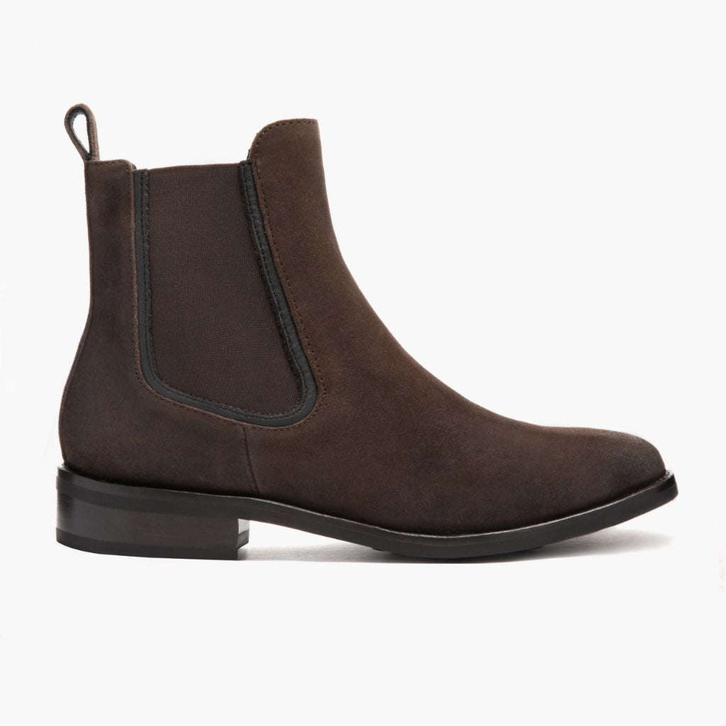 Duchess ダークブラウン Suede レザーブーツ レディース in Dark Brown Goatskin Suede - 側面ビュー | 公式オンライン通販