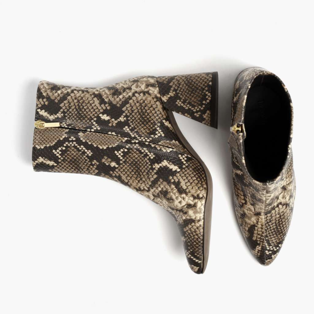 High-Traction Rubber Outsole & Lug Tread Pattern on Heartbreaker Snake Print レザーブーツ レディース