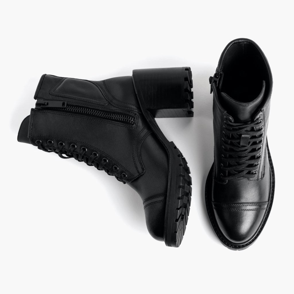 High-Traction Rubber Outsole & Lug Tread Pattern on Rebel ブラック レザーブーツ レディース