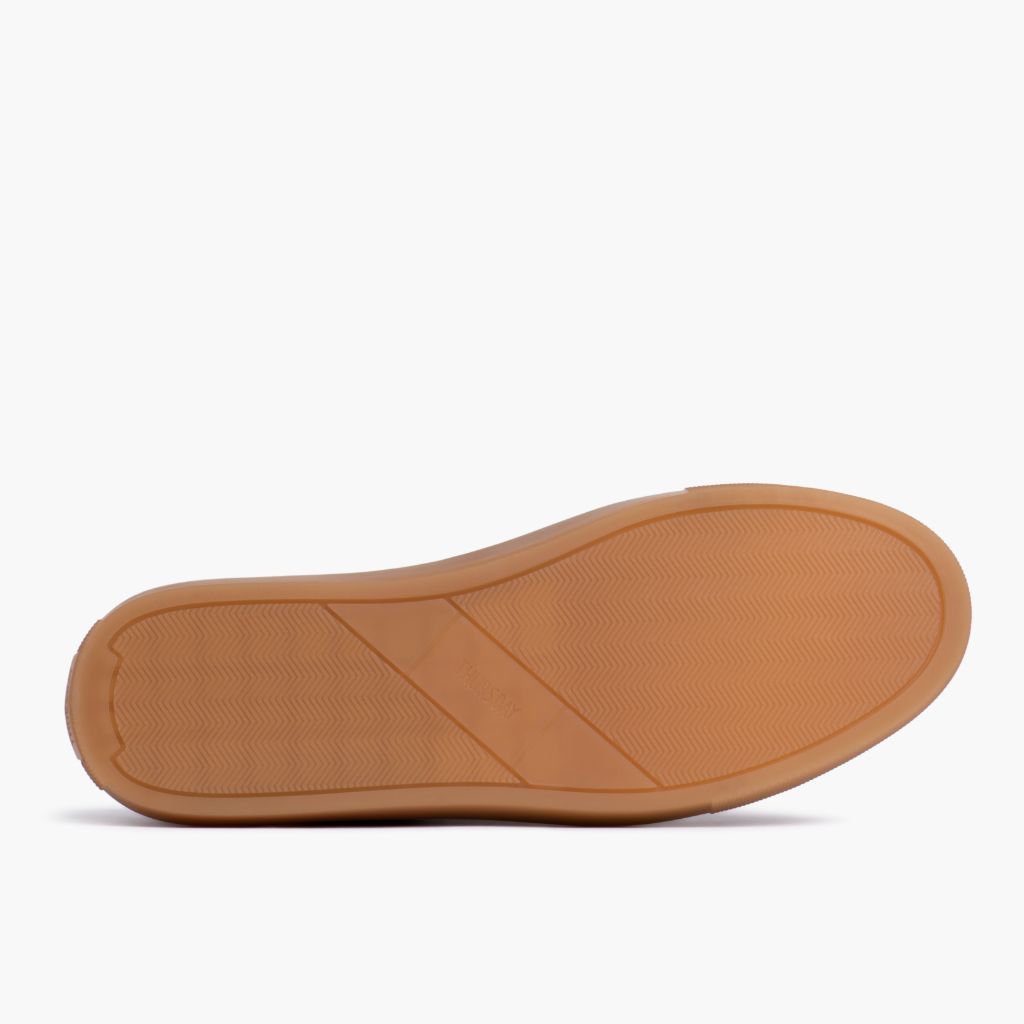 High-Traction Rubber Outsole & Lug Tread Pattern on Premier Low Top Camel レザースニーカー レディース