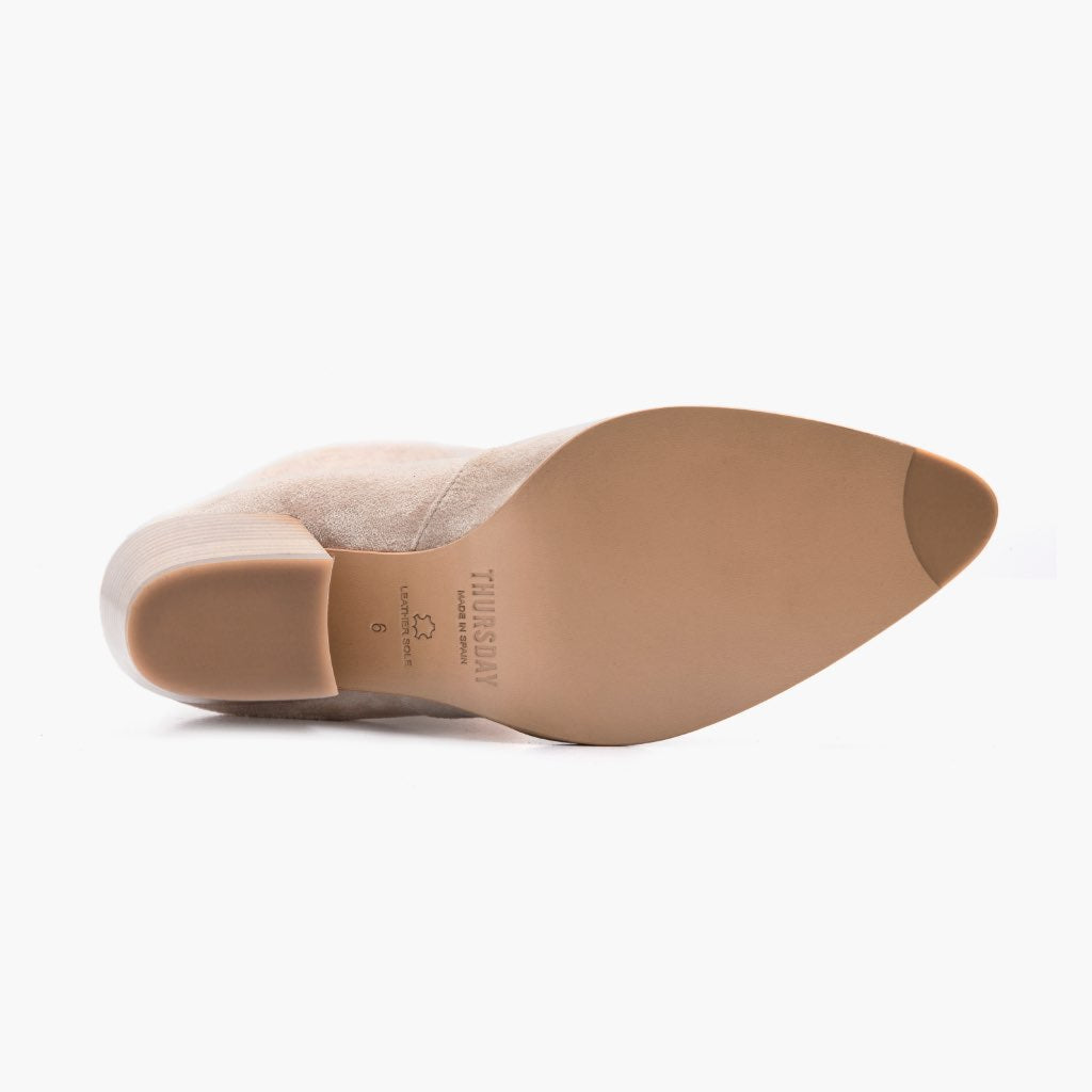 High-Traction Rubber Outsole & Lug Tread Pattern on Tempest Sand レザーブーツ レディース