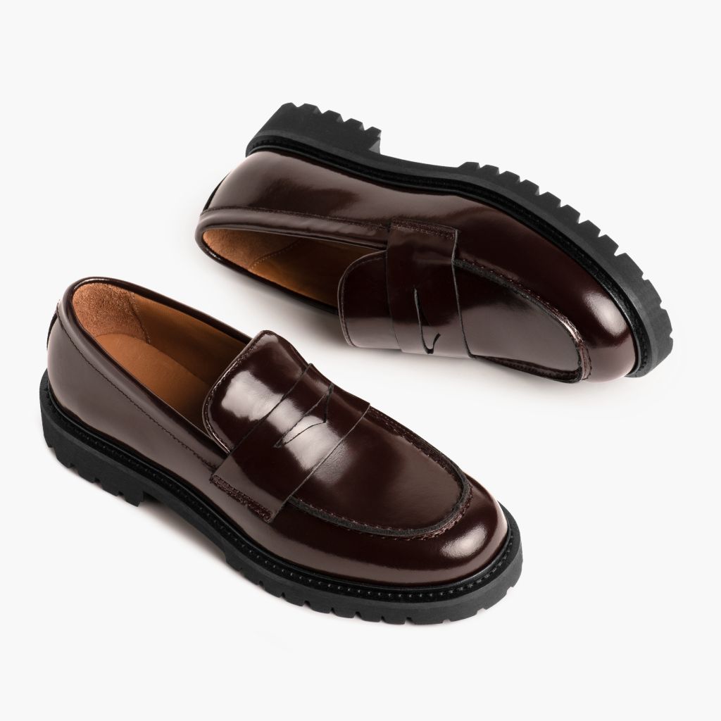 High-Traction Rubber Outsole & Lug Tread Pattern on Penny バーガンディ レザーブーツ レディース