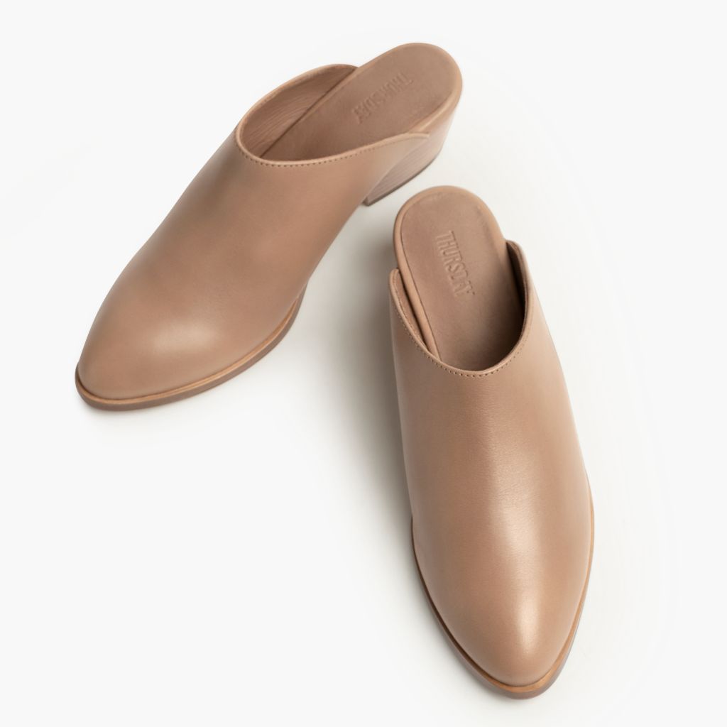 Authentic Full-Grain Leather Grain Depth & Pull-Up Patina Texture Detail