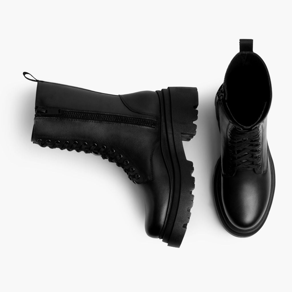 High-Traction Rubber Outsole & Lug Tread Pattern on Fatale ブラック レザーブーツ レディース