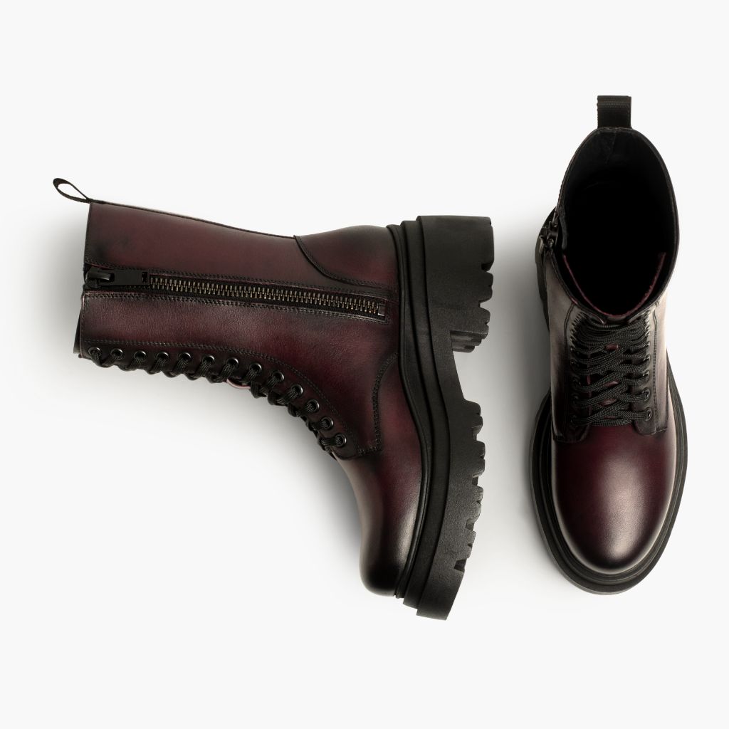 High-Traction Rubber Outsole & Lug Tread Pattern on Fatale ブラック Cherry レザーブーツ レディース