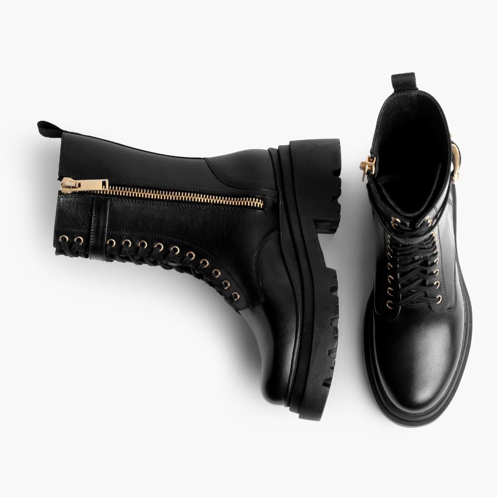 High-Traction Rubber Outsole & Lug Tread Pattern on Fatale ブラック & Gold レザーブーツ レディース