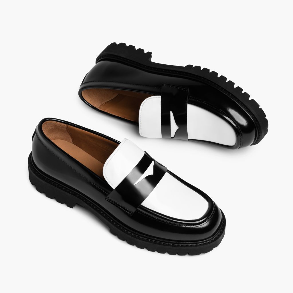 High-Traction Rubber Outsole & Lug Tread Pattern on Penny ブラック & ホワイト レザーローファー レディース