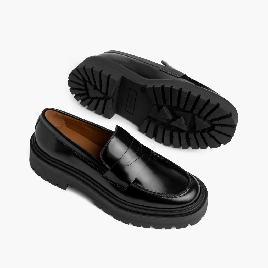 High-Traction Rubber Outsole & Lug Tread Pattern on Penny Platform ブラック レザーローファー レディース