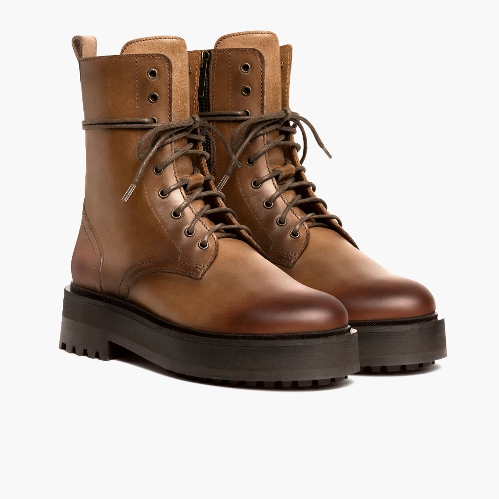 Classic Full-Grain leather Boots - グッドイヤーウェルト製法とつま先トウボックスのディテール