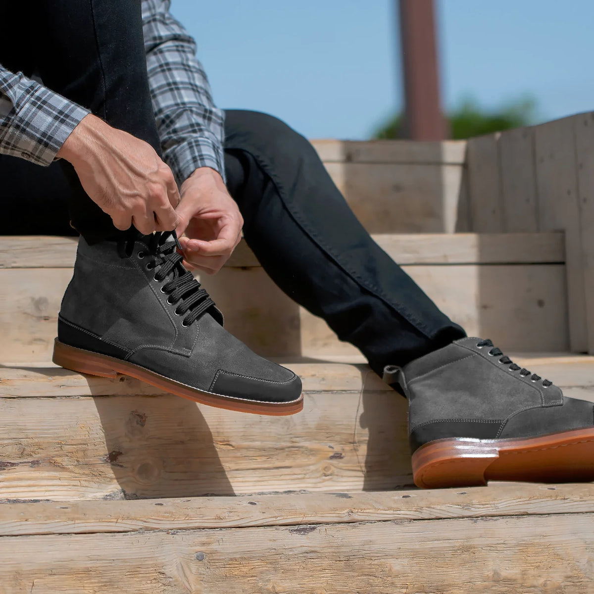 High-Traction Rubber Outsole & Lug Tread Pattern on Carnell モックトゥ グレースエードブーツ メンズ
