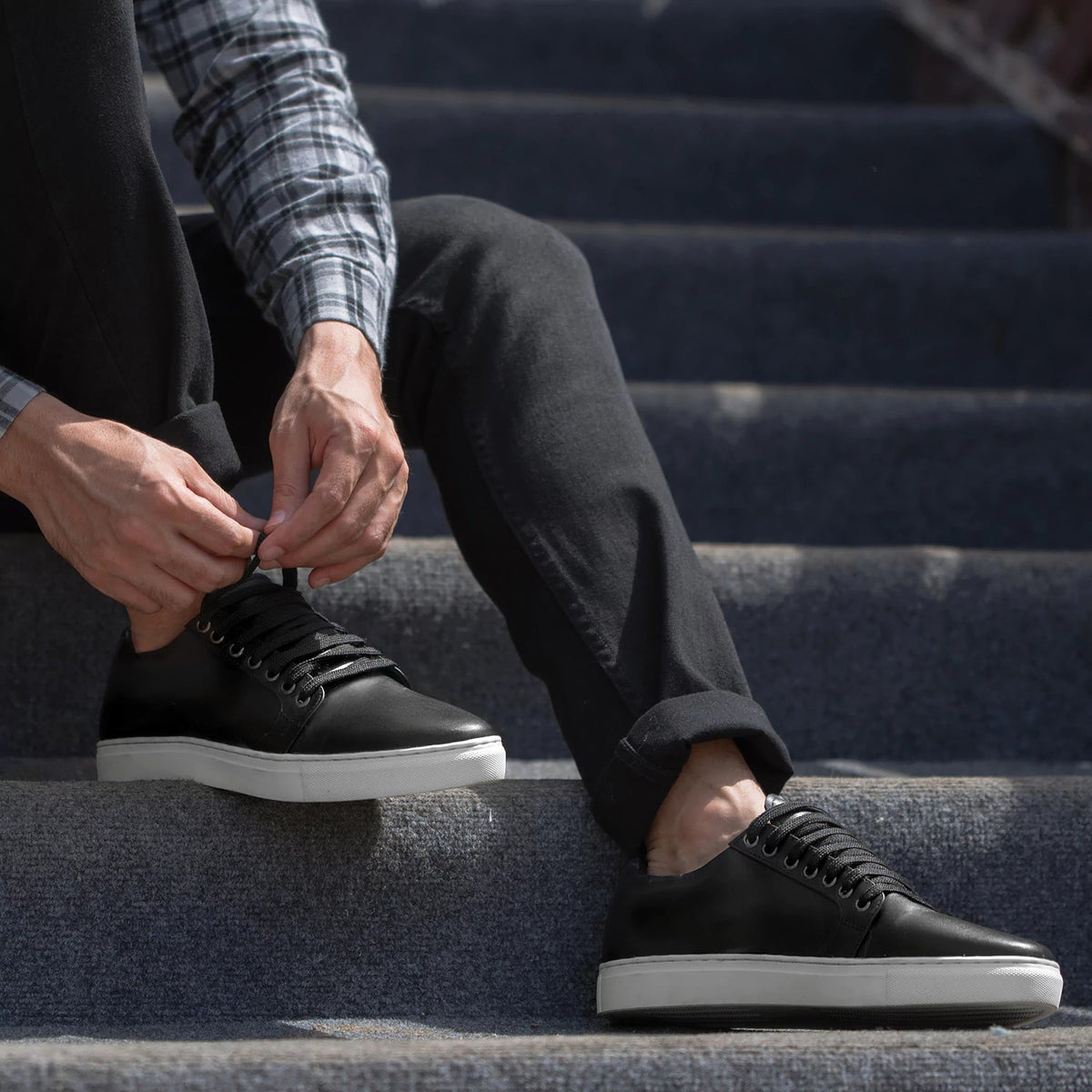 High-Traction Rubber Outsole & Lug Tread Pattern on Murphy Low Top ブラック レザースニーカー メンズ
