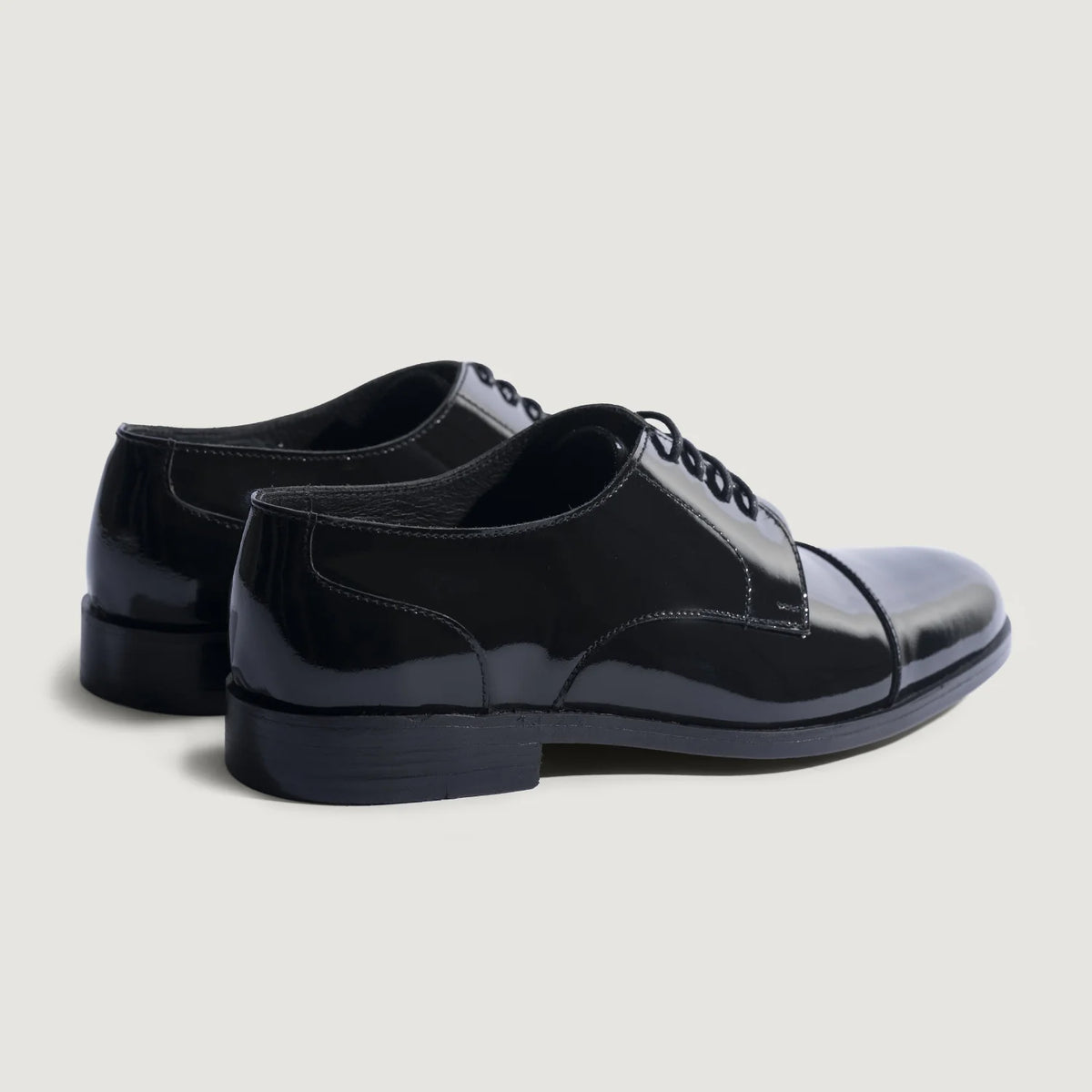 High-Traction Rubber Outsole & Lug Tread Pattern on Attorney Derby ブラック パテントレザーシューズ メンズ For Men
