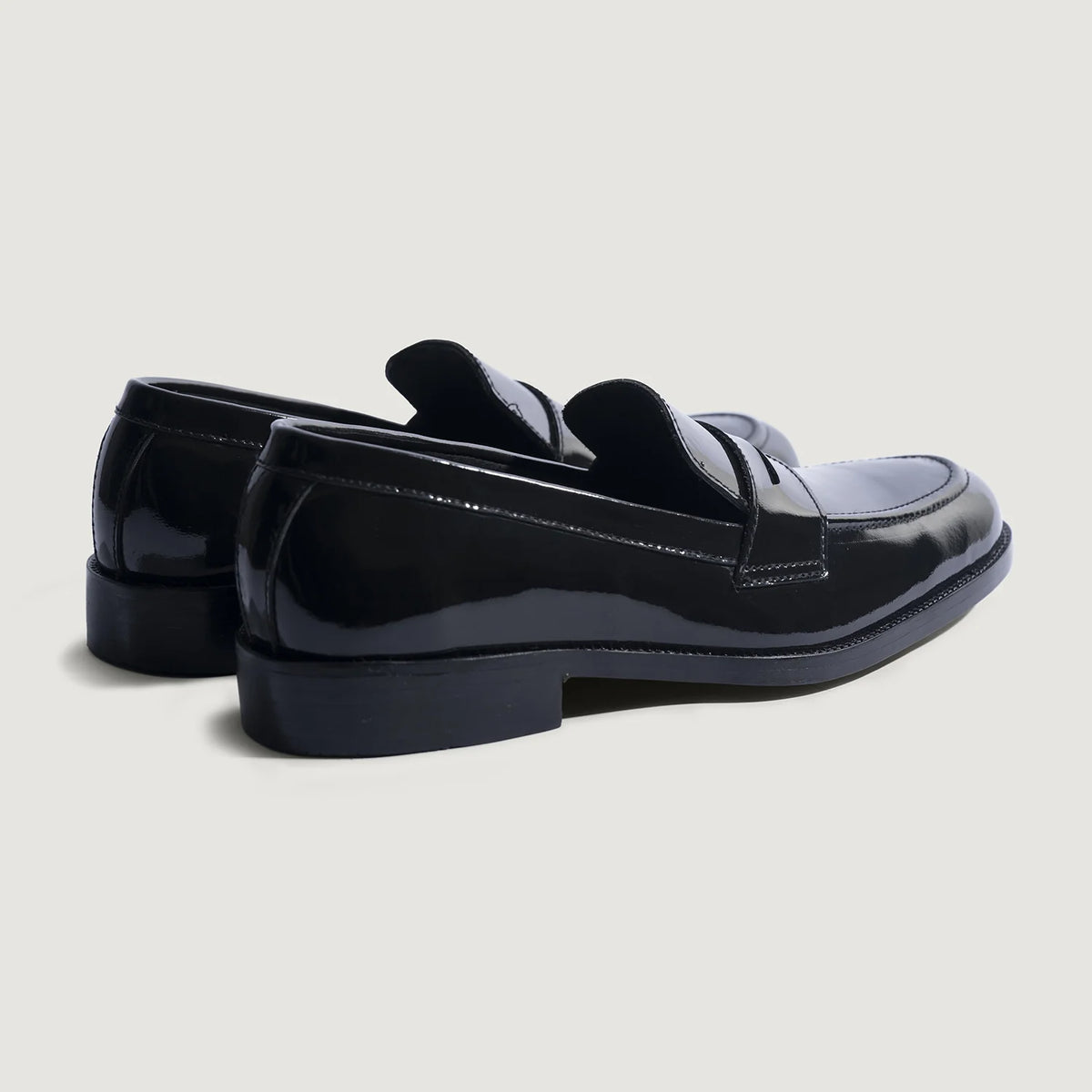 High-Traction Rubber Outsole & Lug Tread Pattern on Baxton ブラック Patent レザーローファー メンズ For Men