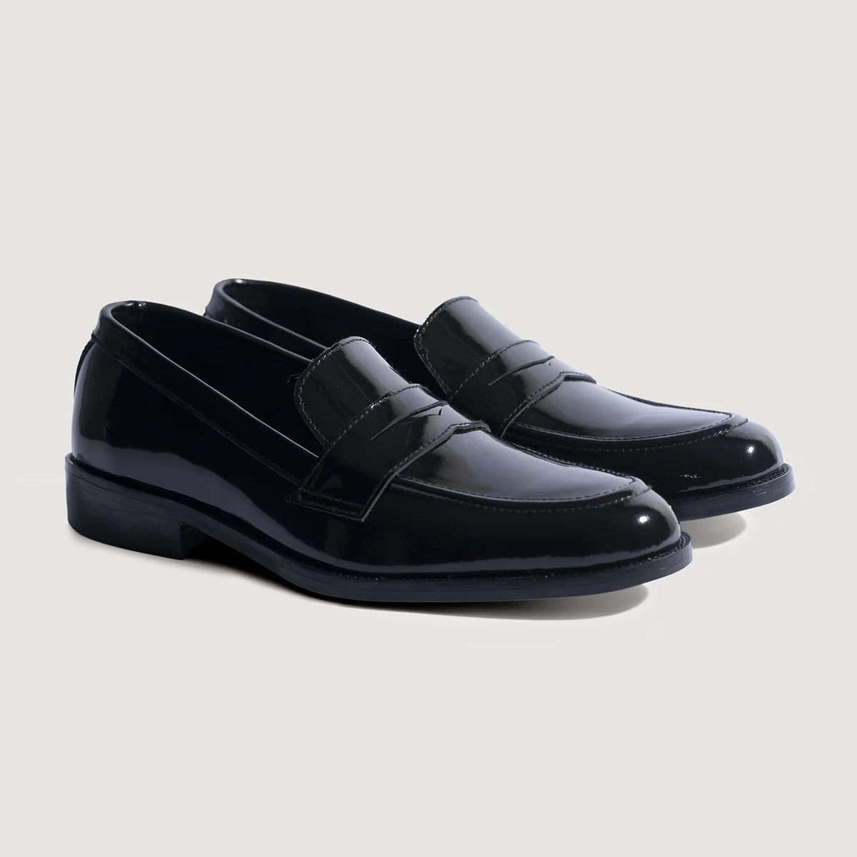 Baxton ブラック Patent レザーローファー メンズ For Men in Patent Black Full-Grain Leather - 側面ビュー | 公式オンライン通販