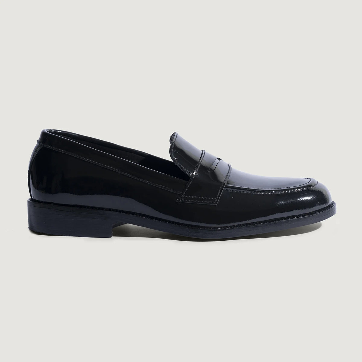Patent Black Full-Grain leather Loafers - グッドイヤーウェルト製法とつま先トウボックスのディテール