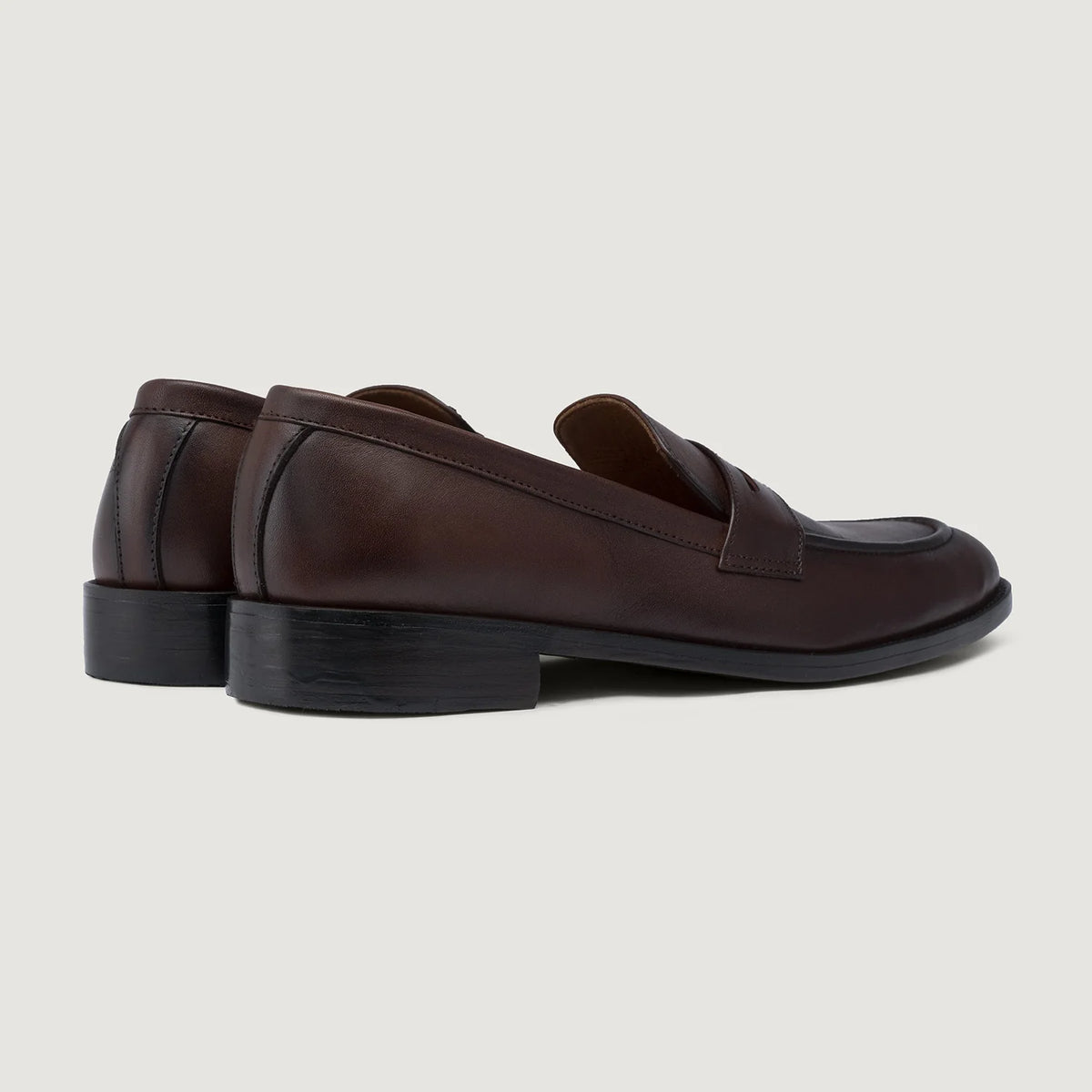 High-Traction Rubber Outsole & Lug Tread Pattern on Baxton Burnished ブラウン レザーローファー メンズ For Men
