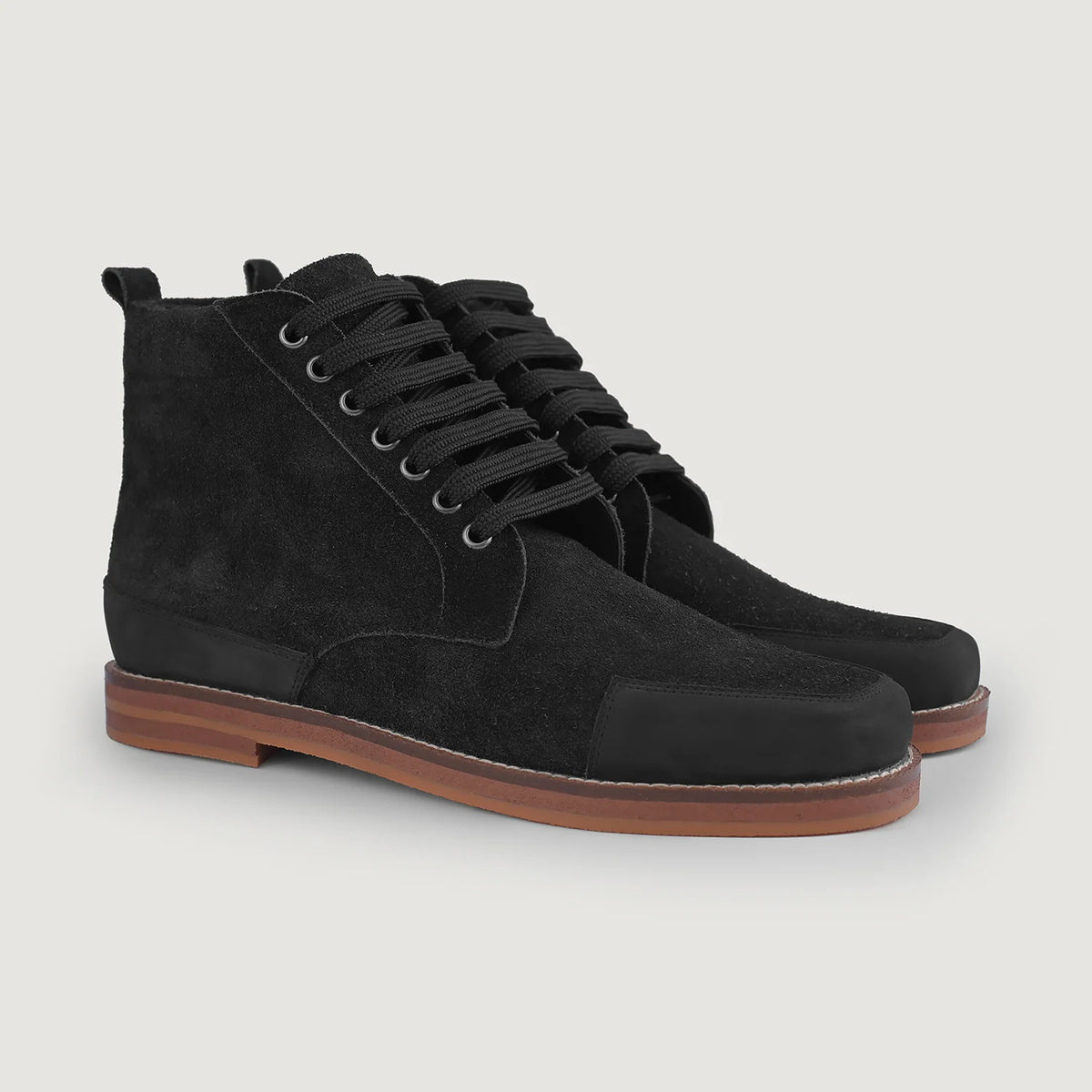 Carnell モックトゥ ブラックスエードブーツ メンズ in Distressed Black Goatskin Suede - 側面ビュー | 公式オンライン通販