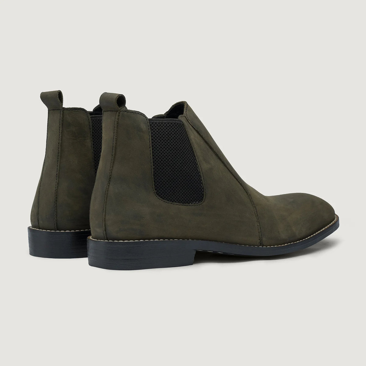 High-Traction Rubber Outsole & Lug Tread Pattern on Clarkson Chelsea Olive Pullup レザーブーツ - StudGuard メンズ