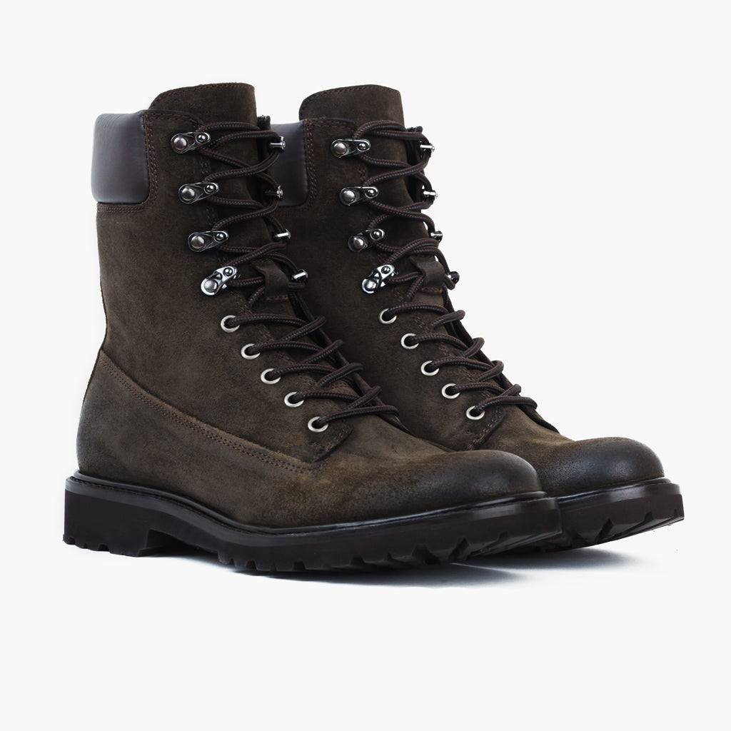 Explorer ダークオリーブ Suede レザーブーツ メンズ in Olive Goatskin Suede - 側面ビュー | 公式オンライン通販