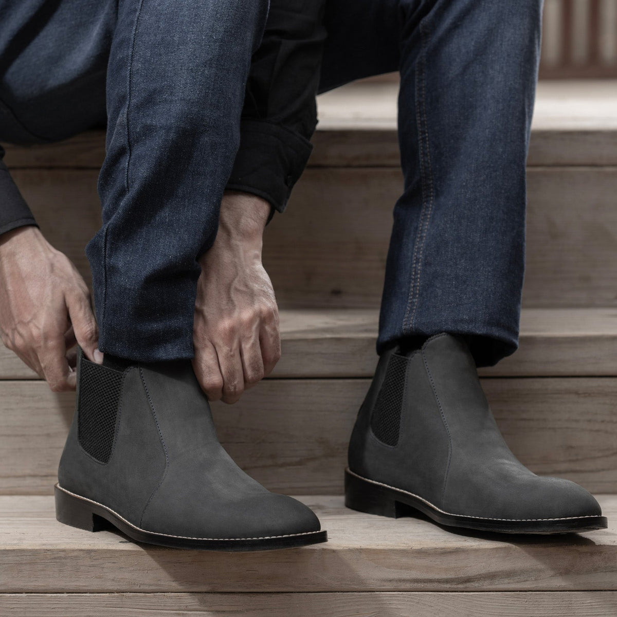 High-Traction Rubber Outsole & Lug Tread Pattern on Clarkson Chelsea グレー Nubuck レザーブーツ - StudGuard メンズ