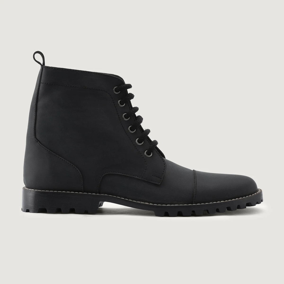 Matte Black Full-Grain leather Boots - グッドイヤーウェルト製法とつま先トウボックスのディテール