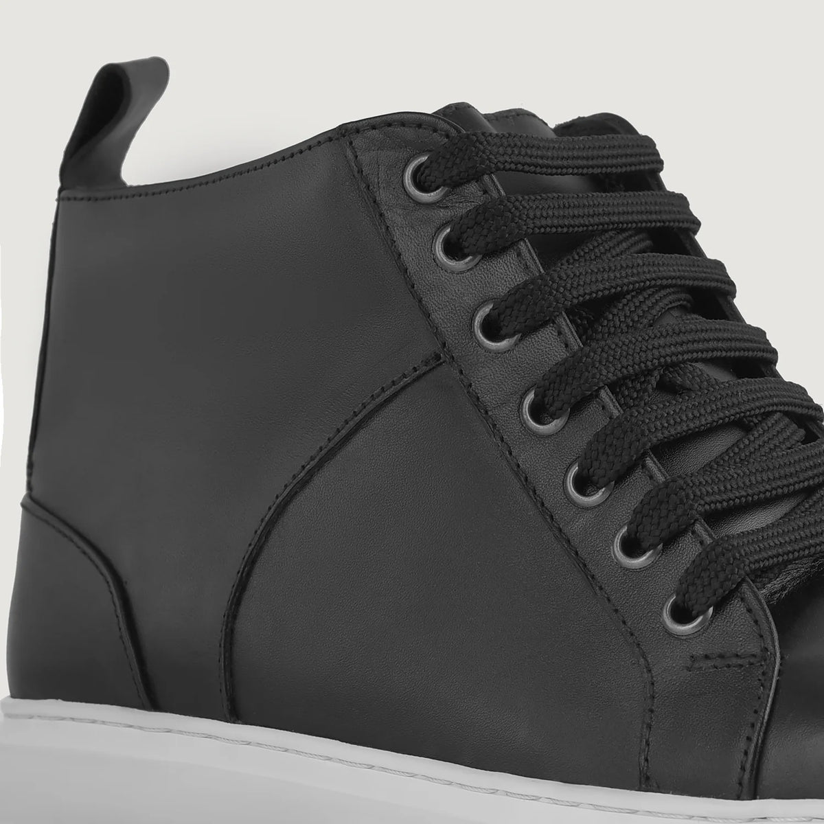 High-Traction Rubber Outsole & Lug Tread Pattern on Marty High Top ブラック レザースニーカー メンズ