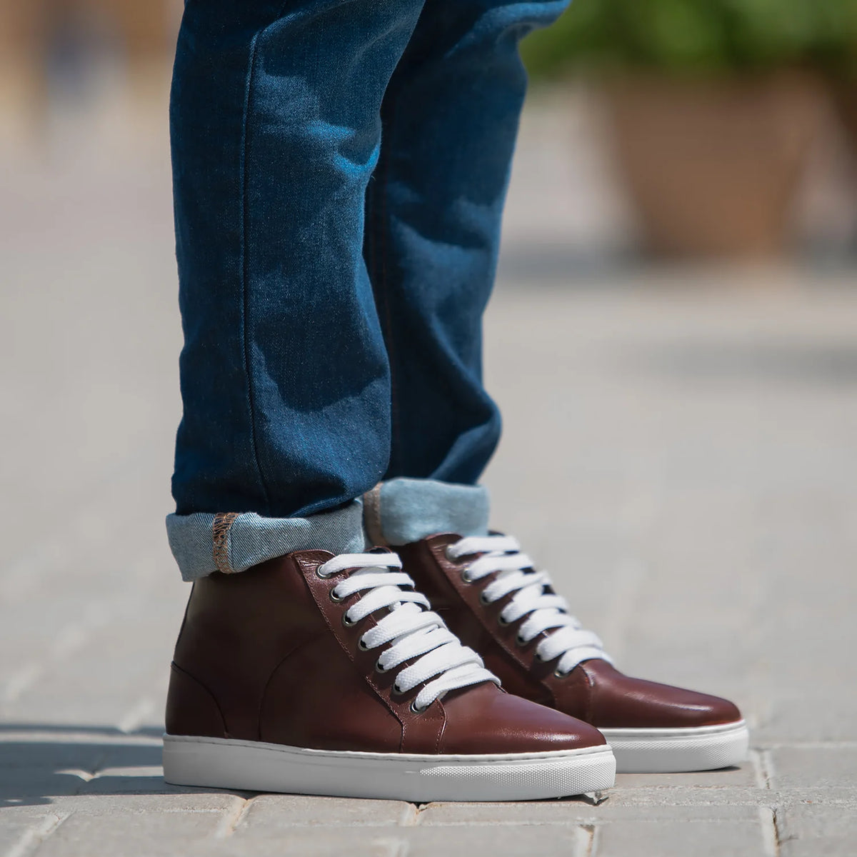 Marty High Top マルーン レザースニーカー メンズ in Maroon Full-Grain Leather - 側面ビュー | 公式オンライン通販