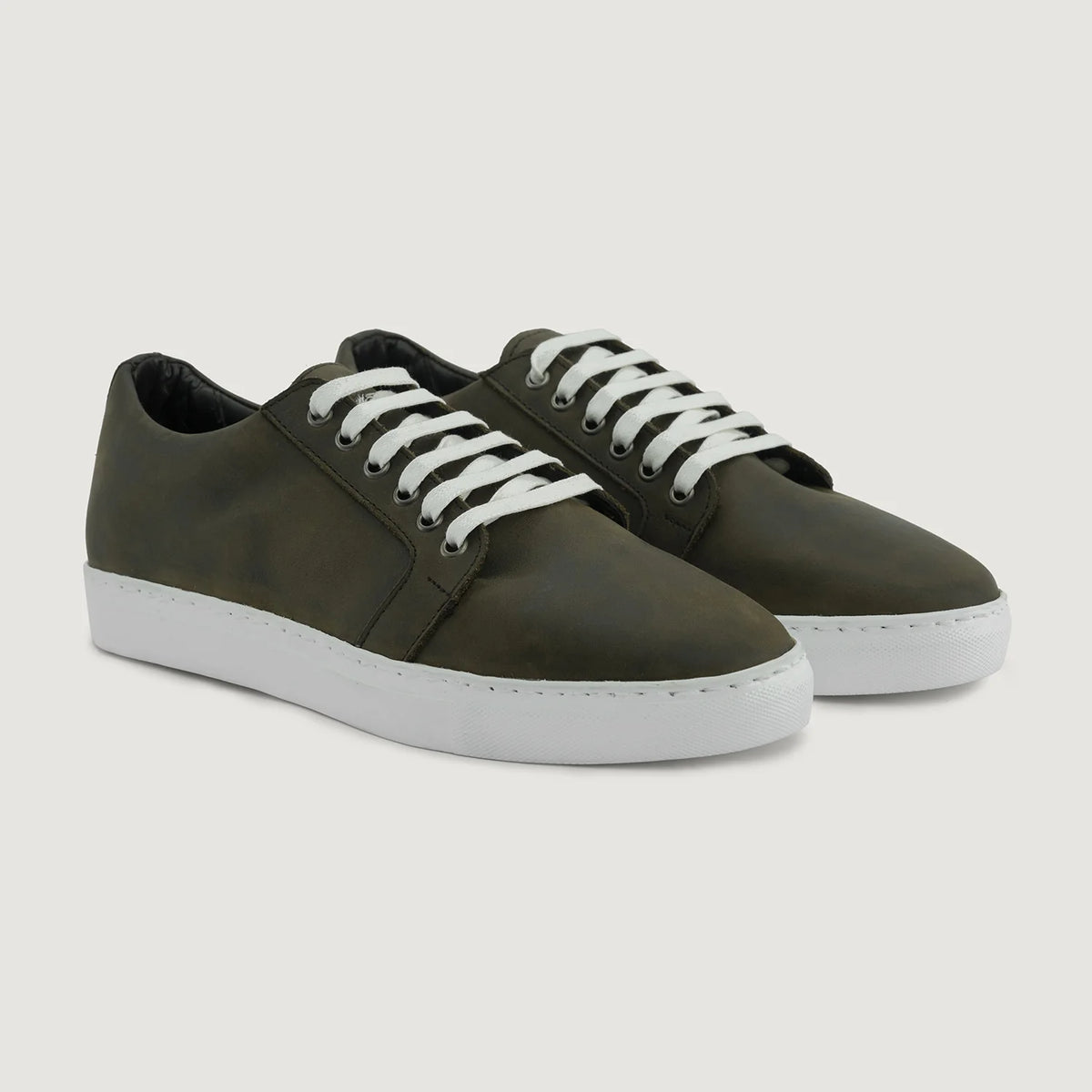 Murphy Low Top Olive Pullup レザースニーカー メンズ For Men in Olive Full-Grain Leather - 側面ビュー | 公式オンライン通販