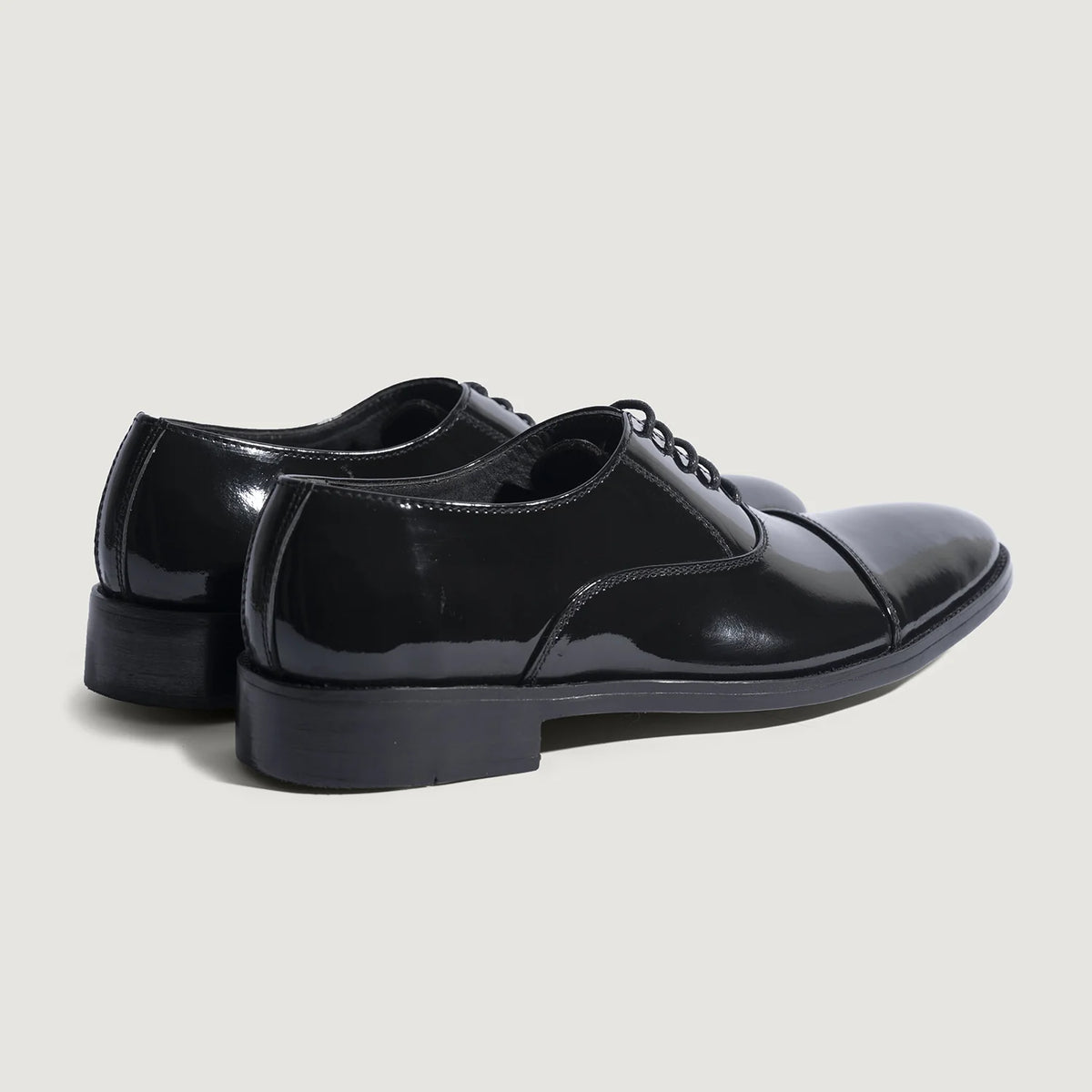 High-Traction Rubber Outsole & Lug Tread Pattern on Professor Oxford ブラック パテントレザーシューズ メンズ For Men
