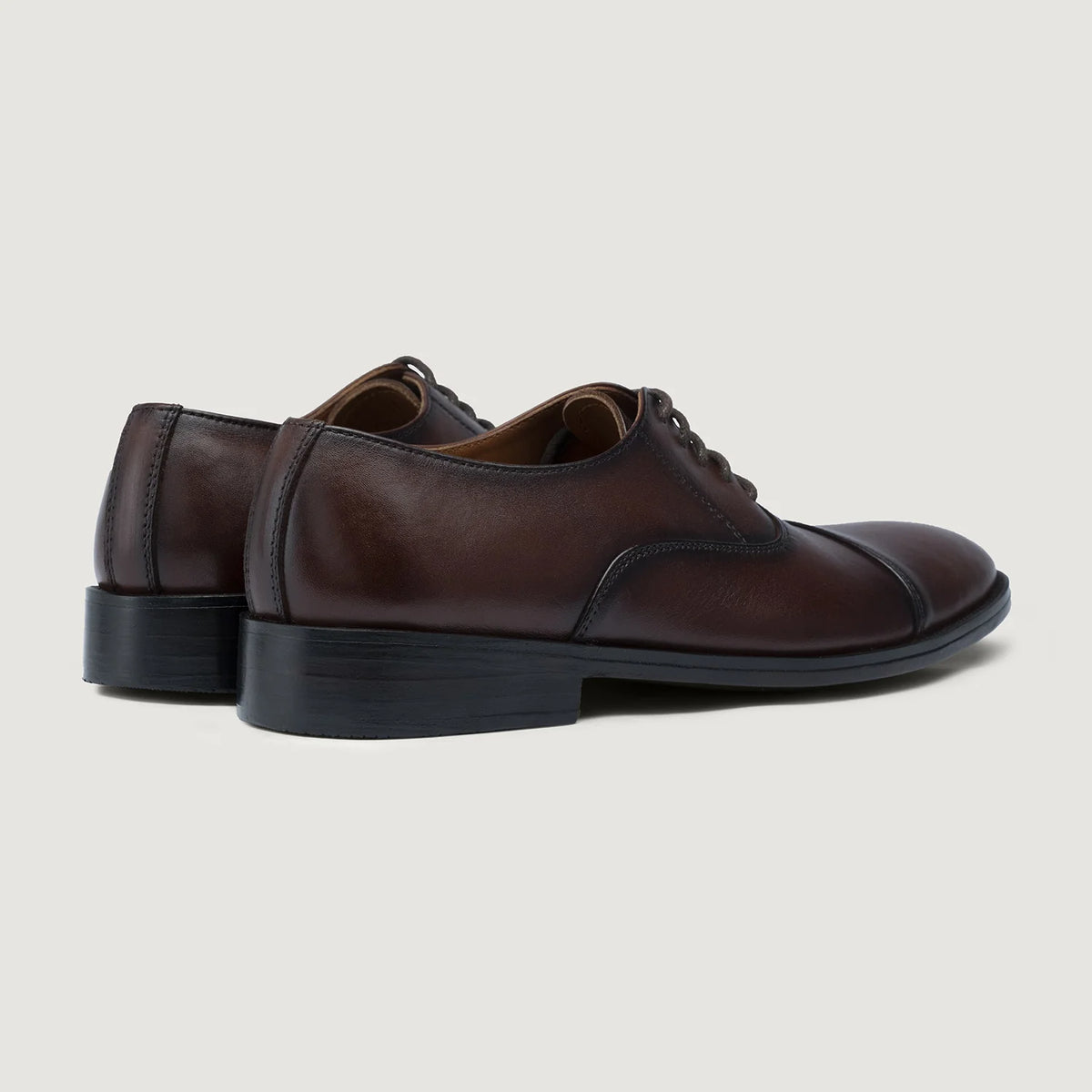 High-Traction Rubber Outsole & Lug Tread Pattern on Professor Oxford Burnished ブラウン レザーシューズ メンズ For Men