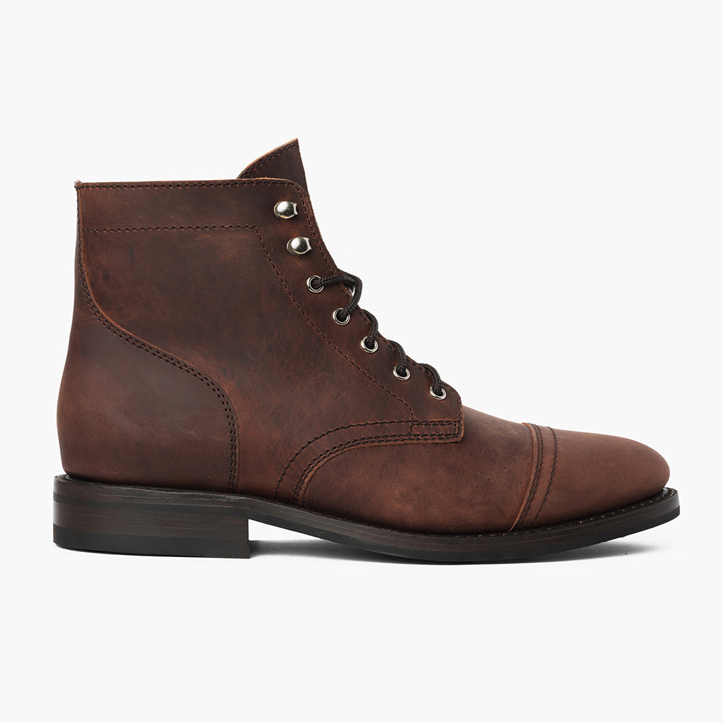 Classic Full-Grain leather Boots - グッドイヤーウェルト製法とつま先トウボックスのディテール