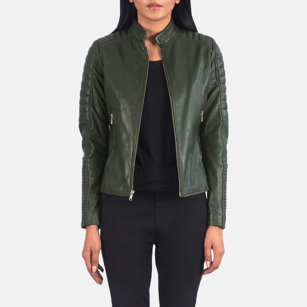 
Adalyn キルティング グリーン レザーライダースジャケット レディース in Green Sheepskin Leather - 正面スタイル＆テーラードシルエット | 公式オンライン通販