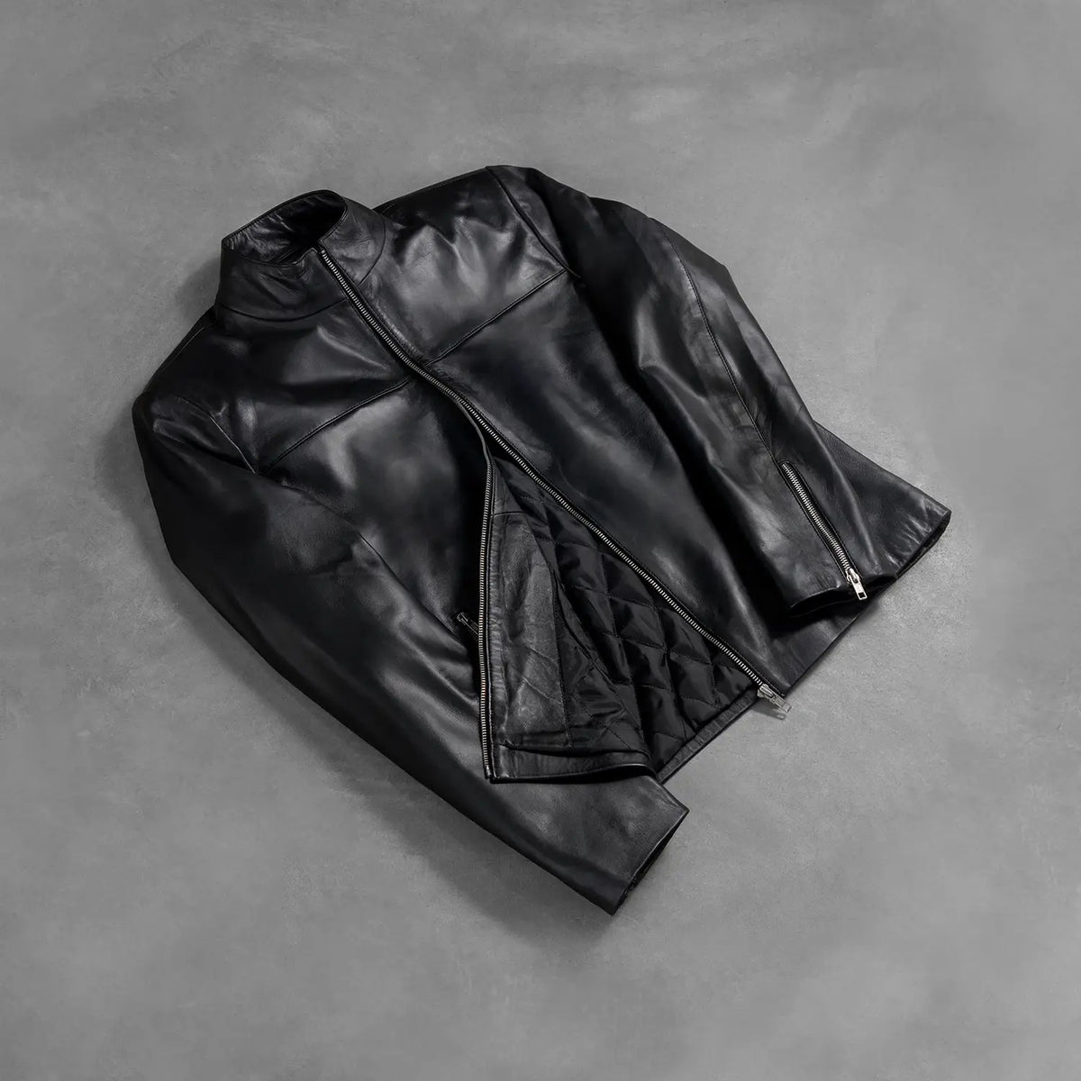 Styled Fit Perspective of Men's Adornica ブラック レザーライダースジャケット メンズ on Model - Natural Daylight Drape