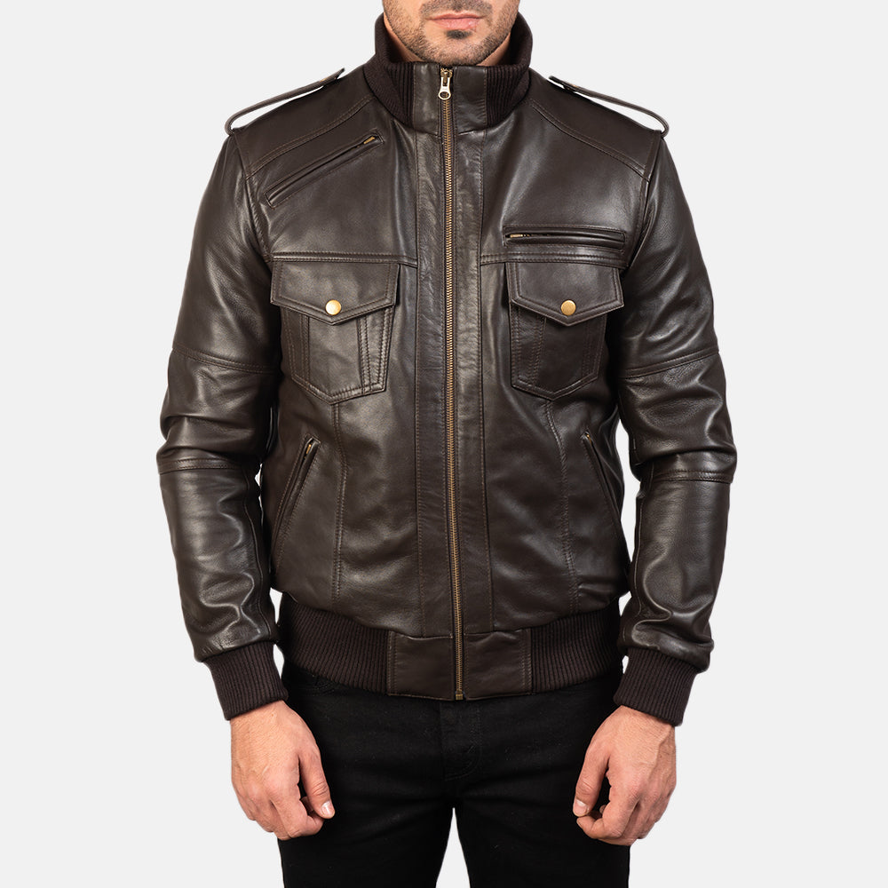 Close-Up Detail of High neck &amp; Zipper Hardware on Men's Agent Shadow ブラウン レザーボンバージャケット メンズ