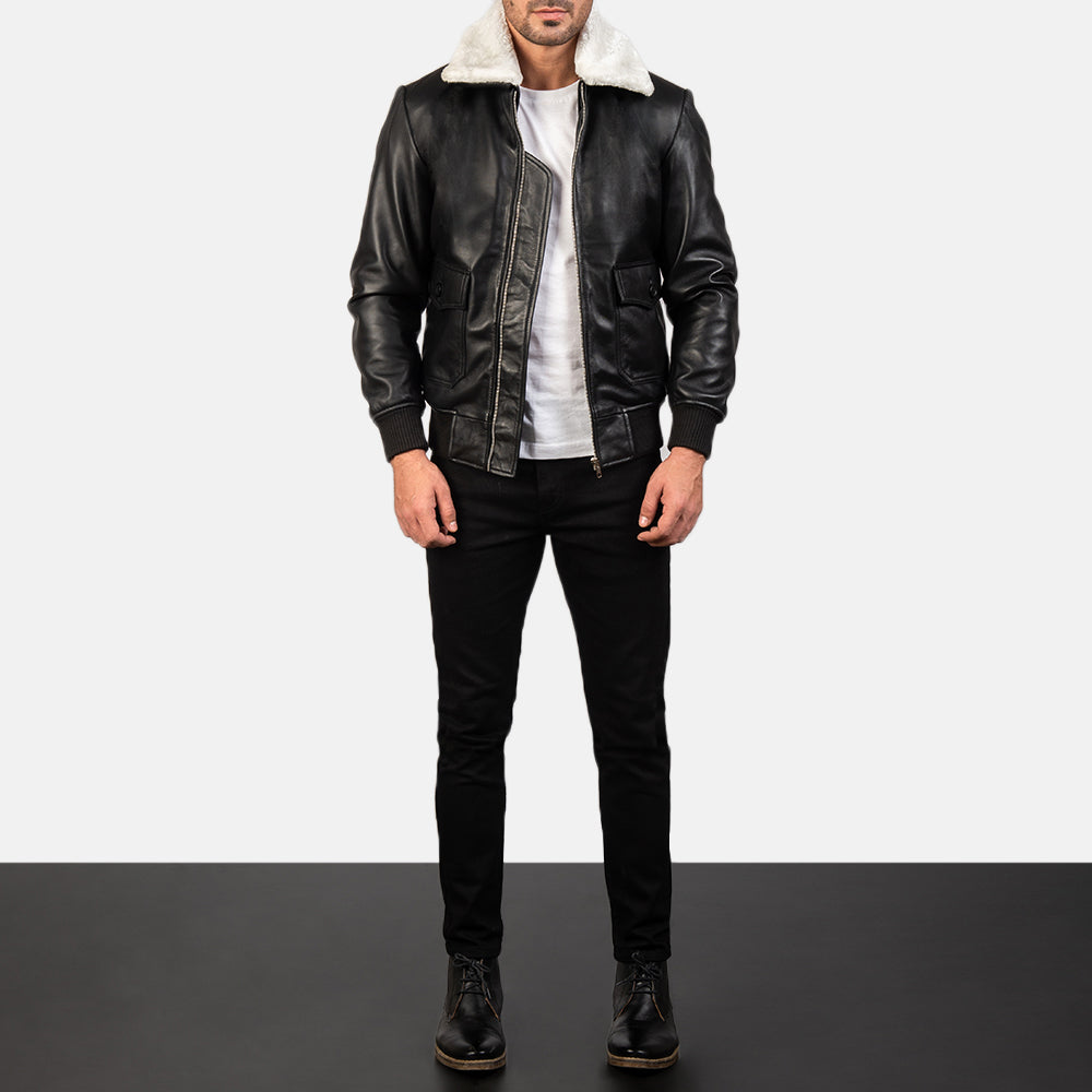 
Airin G-1 Black & White Leather Bomber Jacket - 袖の立体カッティングと洗練されたテーパードフィットを見せる側面ビュー
