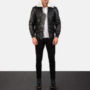 
Airin G-1 Black & White Leather Bomber Jacket - 袖の立体カッティングと洗練されたテーパードフィットを見せる側面ビュー
