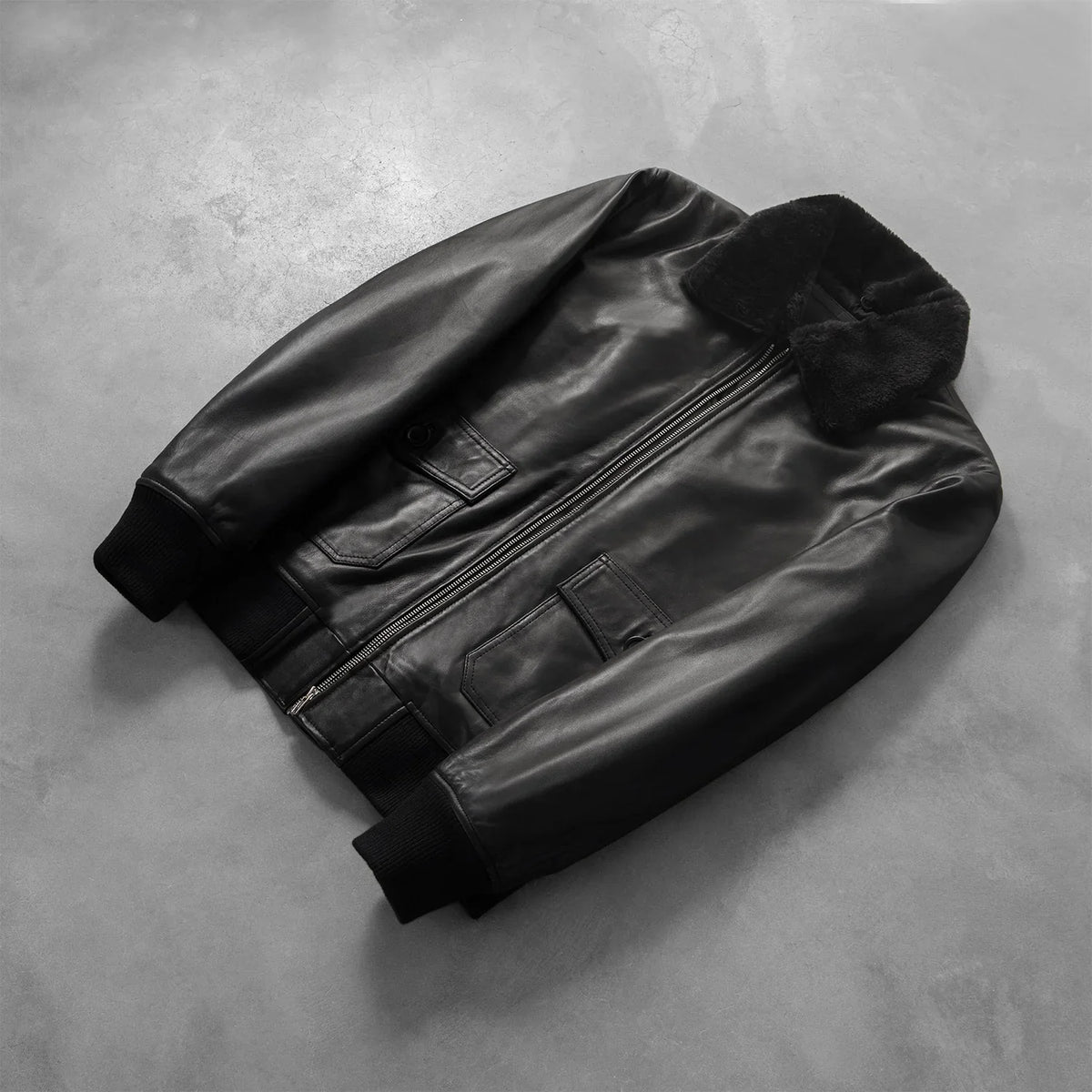 
Rib Knit & Hem Craftsmanship Construction Detail on Airin G-1 ブラック レザーボンバージャケット メンズ