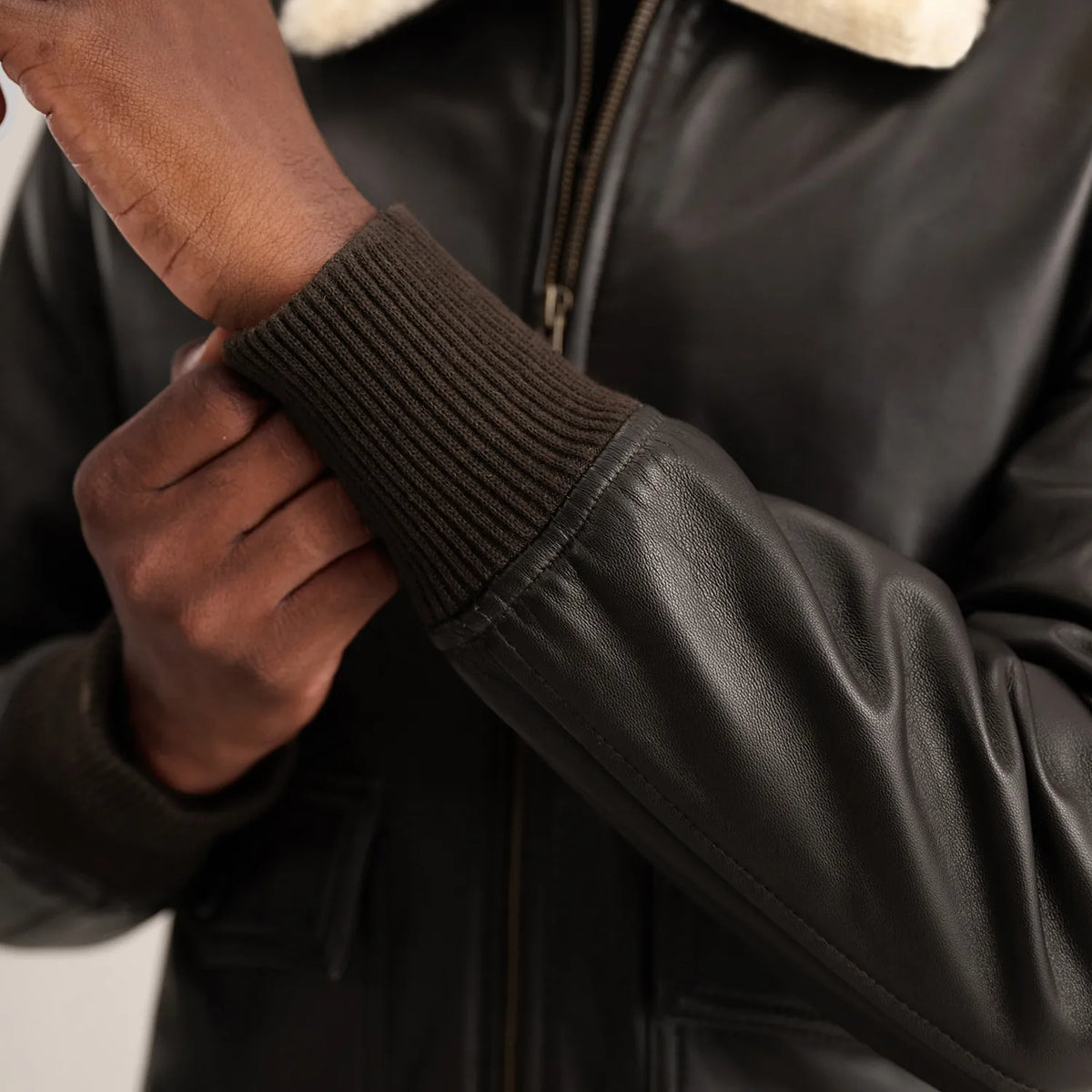 
内側ライニングビュー Showing Quilted Viscose Lining & 内側ユーティリティポケット2つ