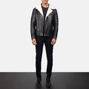 Close-Up Detail of Notch &amp; Zipper Hardware on Men's Alberto White Shearling ブラック レザージャケット メンズ