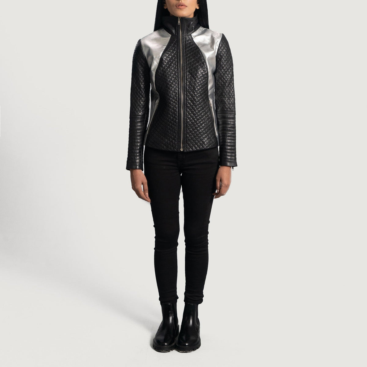 Close-Up Detail of High Neck &amp; Zipper Hardware on Women's Alia Metallic ブラック レザーライダースジャケット レディース
