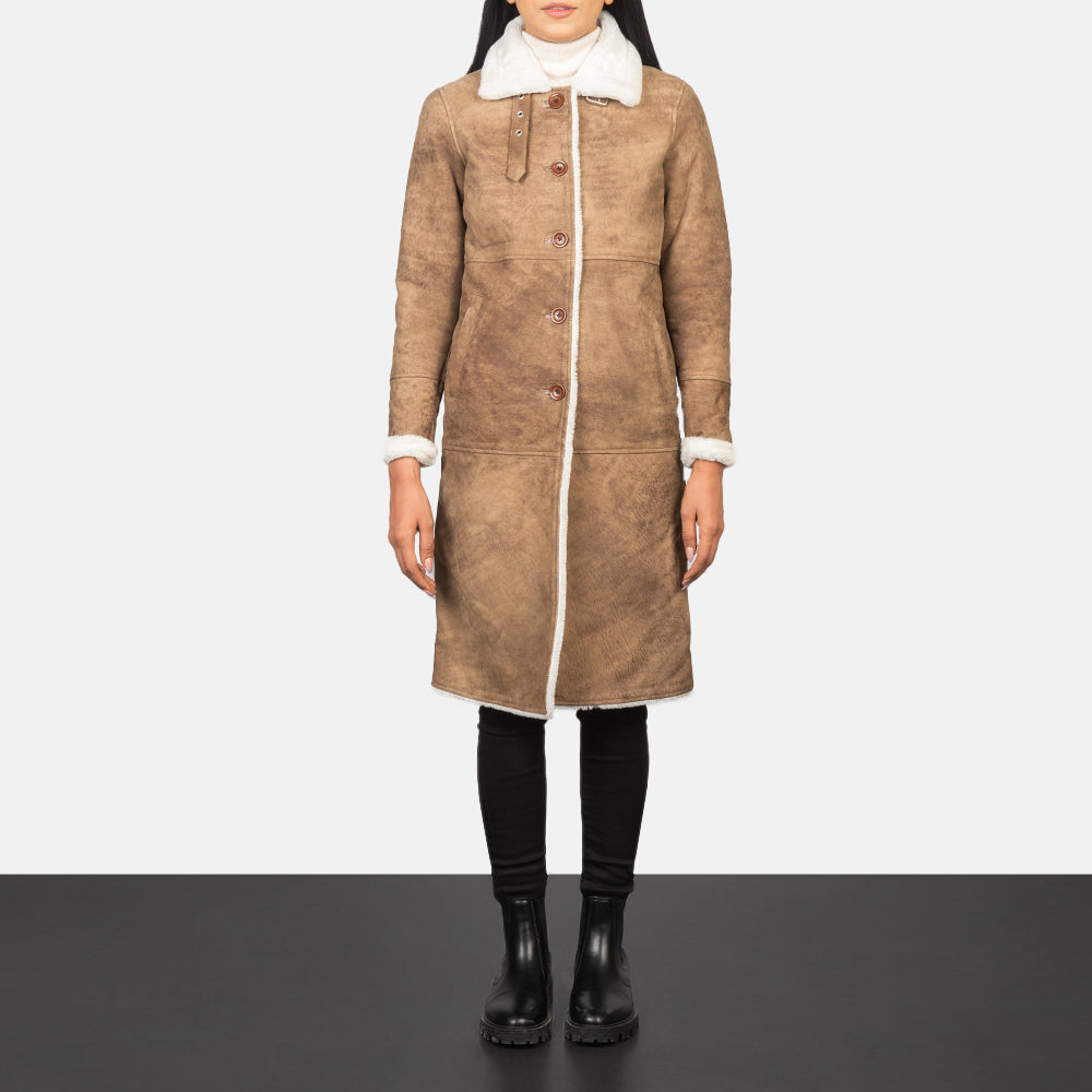 
Alina Shearling ブラウン レザーコート レディース - 袖の立体カッティングと洗練されたテーパードフィットを見せる側面ビュー